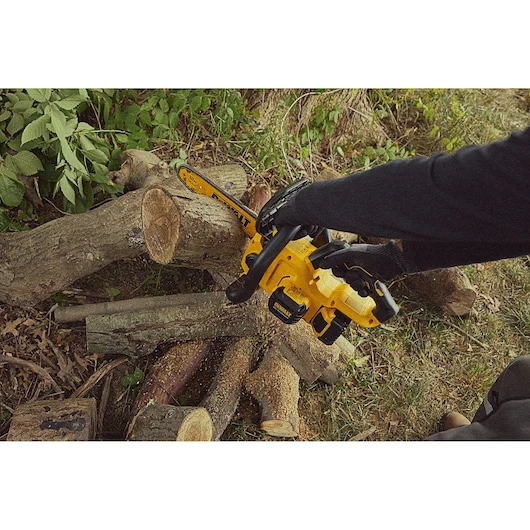DEWALT DCCS621P1 20V MAX 12 in. Compact Brushless Chainsaw Kit - Image 7