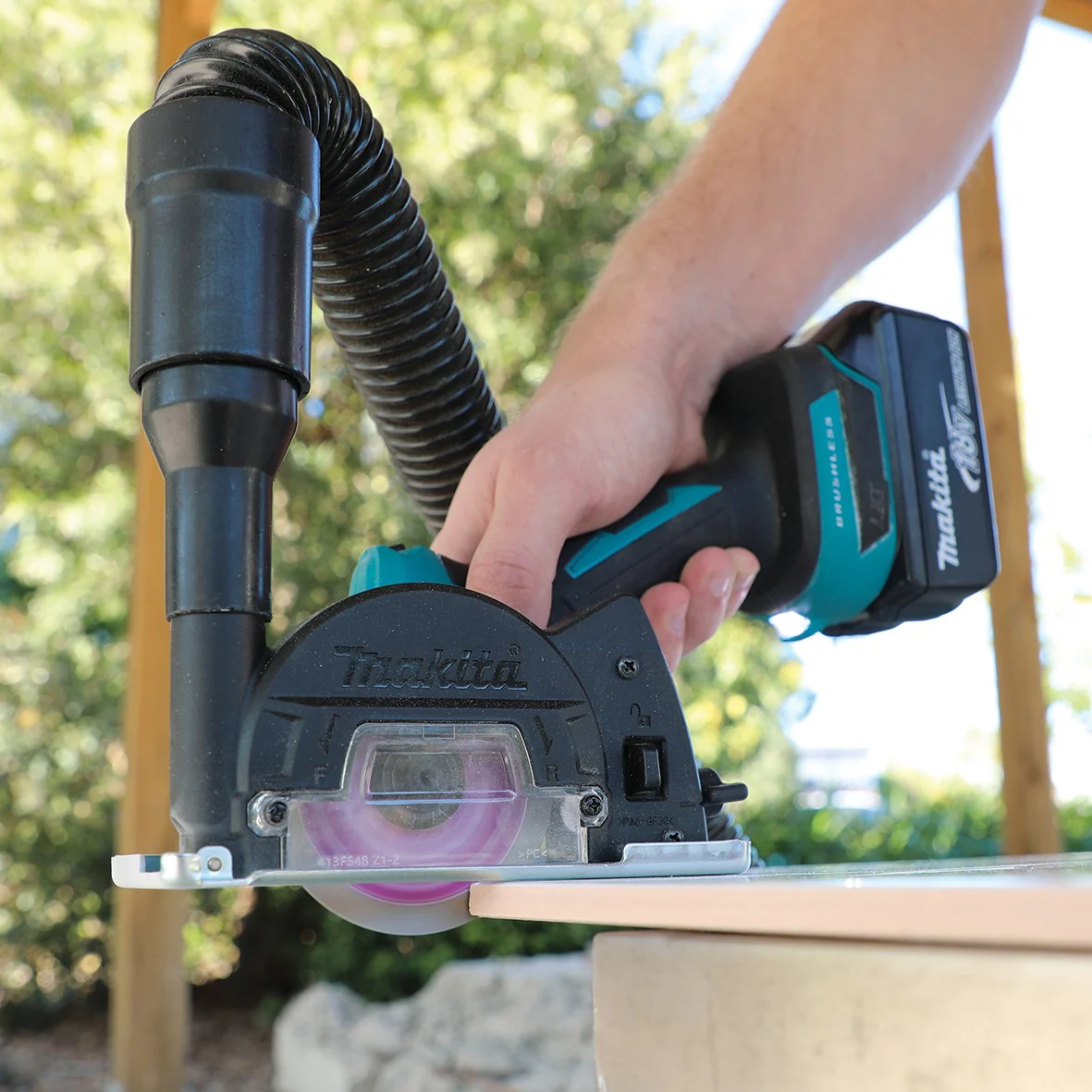 Makita DMC300Z 18V LXT® Brushless 3 in. Compact Cut-Off Saw (Tool Only) - Image 3
