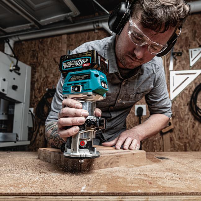 Makita RT001GD101 40Vmax XGT Brushless Router Kit with AWS (2.5Ah x1) - Image 5