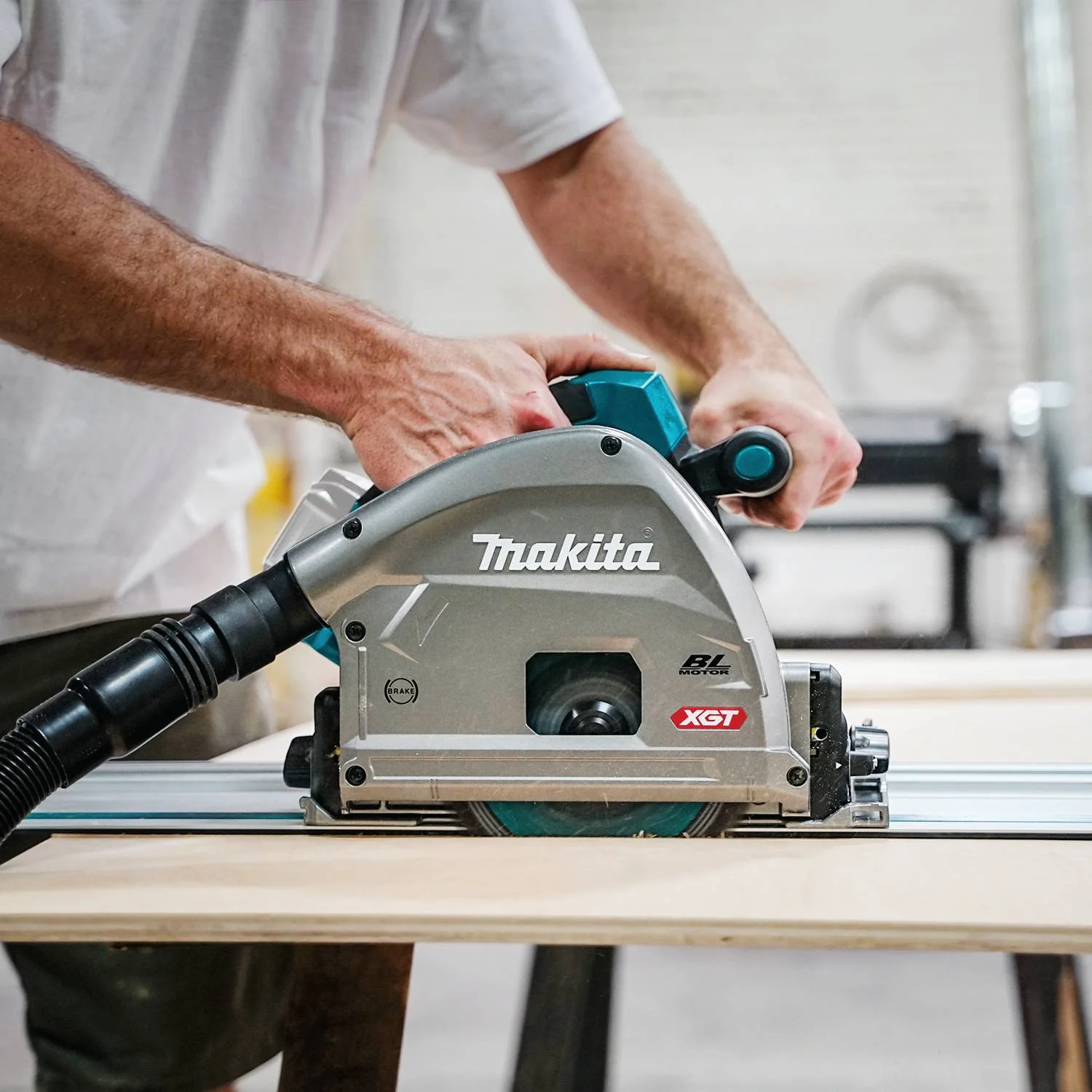 MAKITA SP001GZ05 40Vmax XGT Brushless Plunge Cut Circular Saw with AWS, Rail (Tool Only) - Image 4